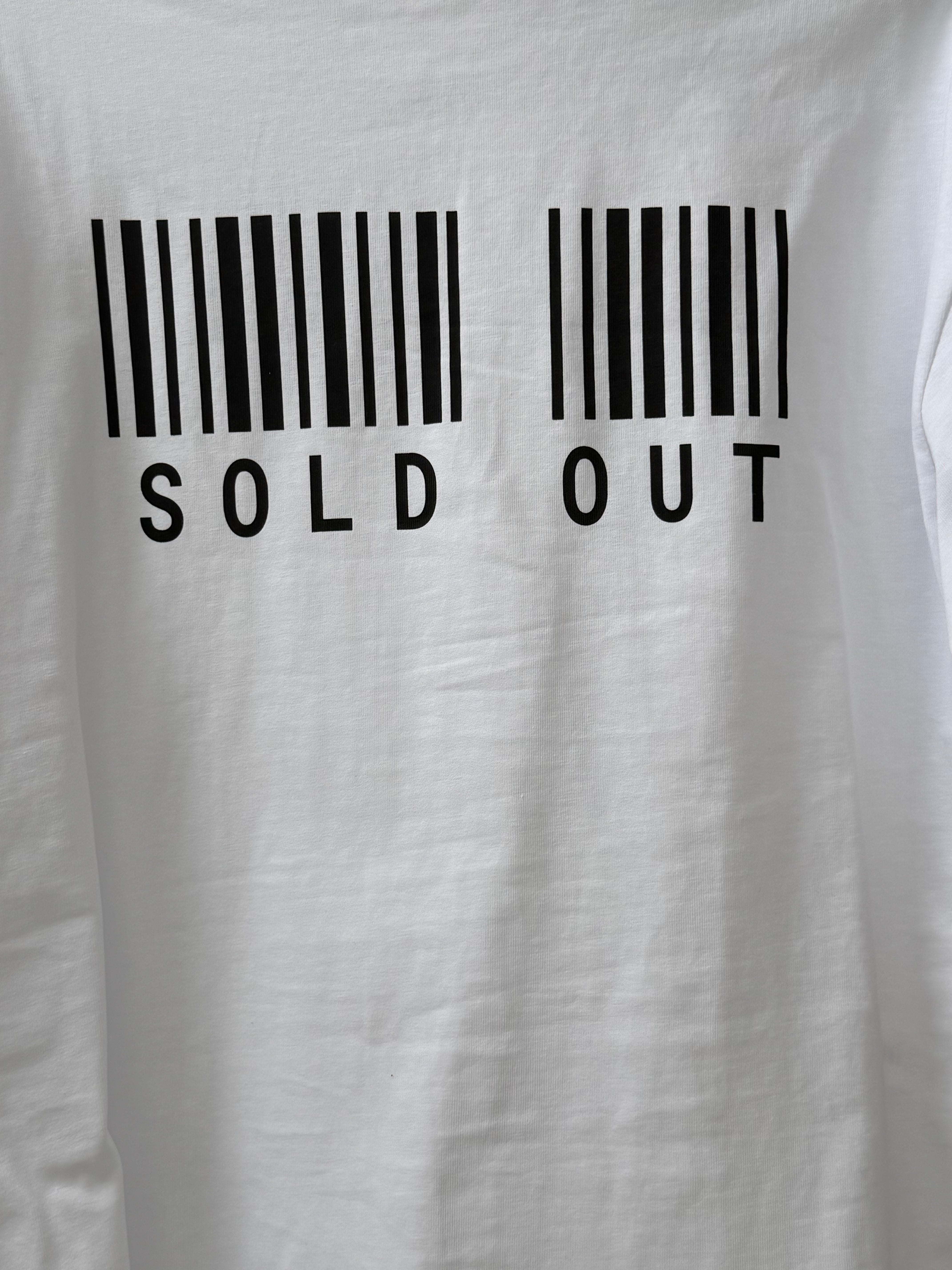 T-shirt Sold Out by Lumina bianca