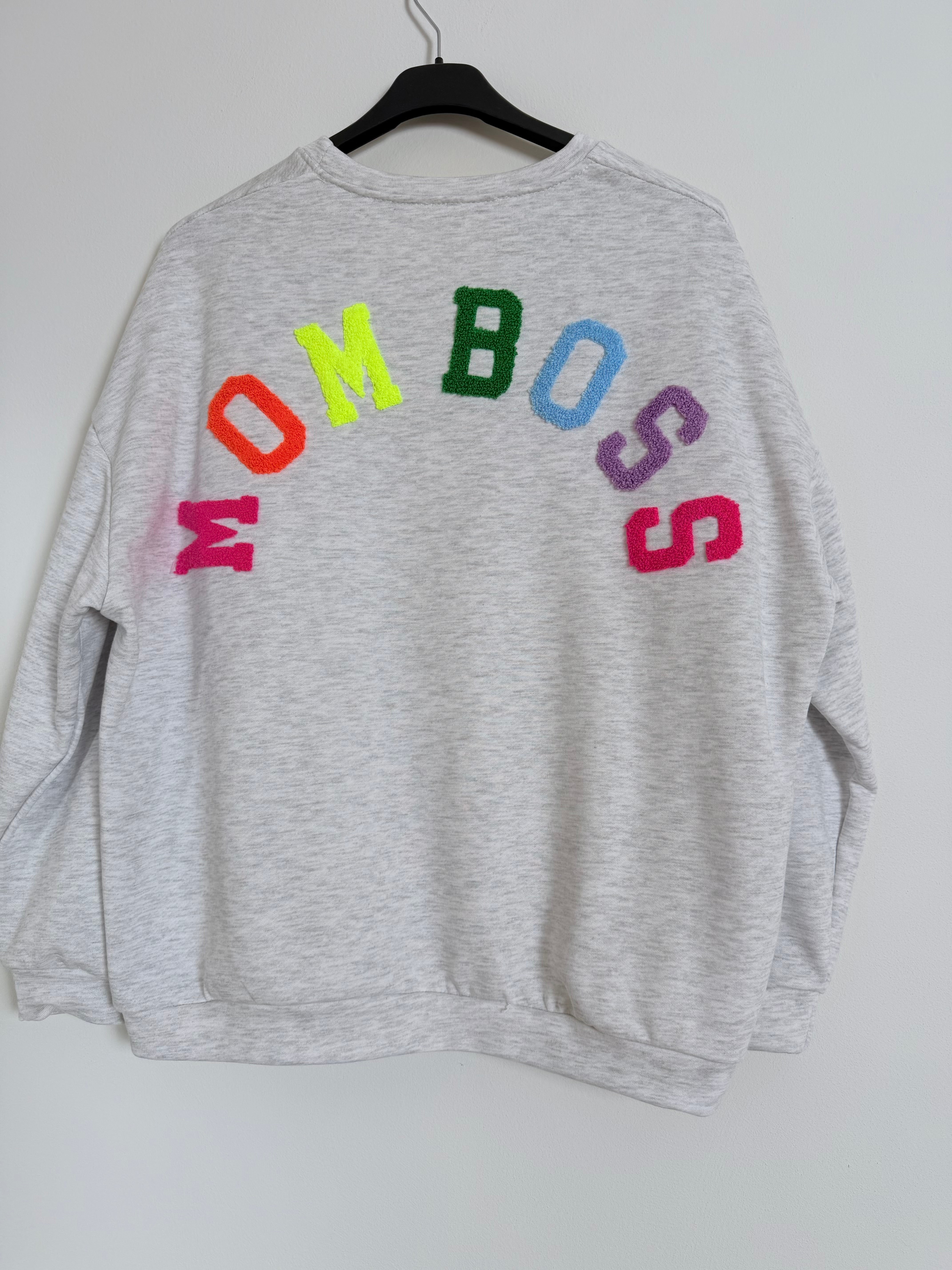 Felpa Mom Boss grigia scritta multicolor