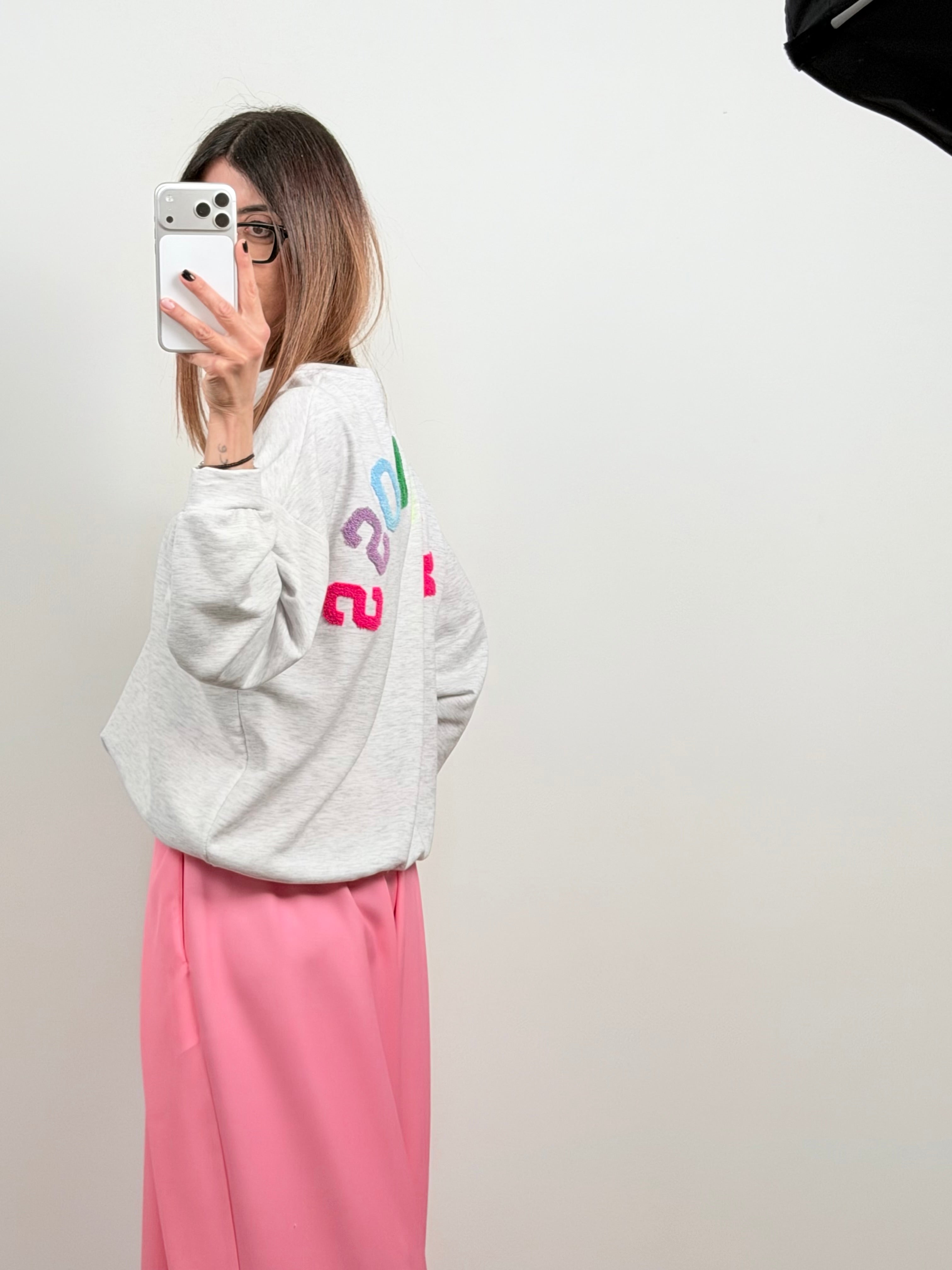 Felpa Mom Boss grigia scritta multicolor