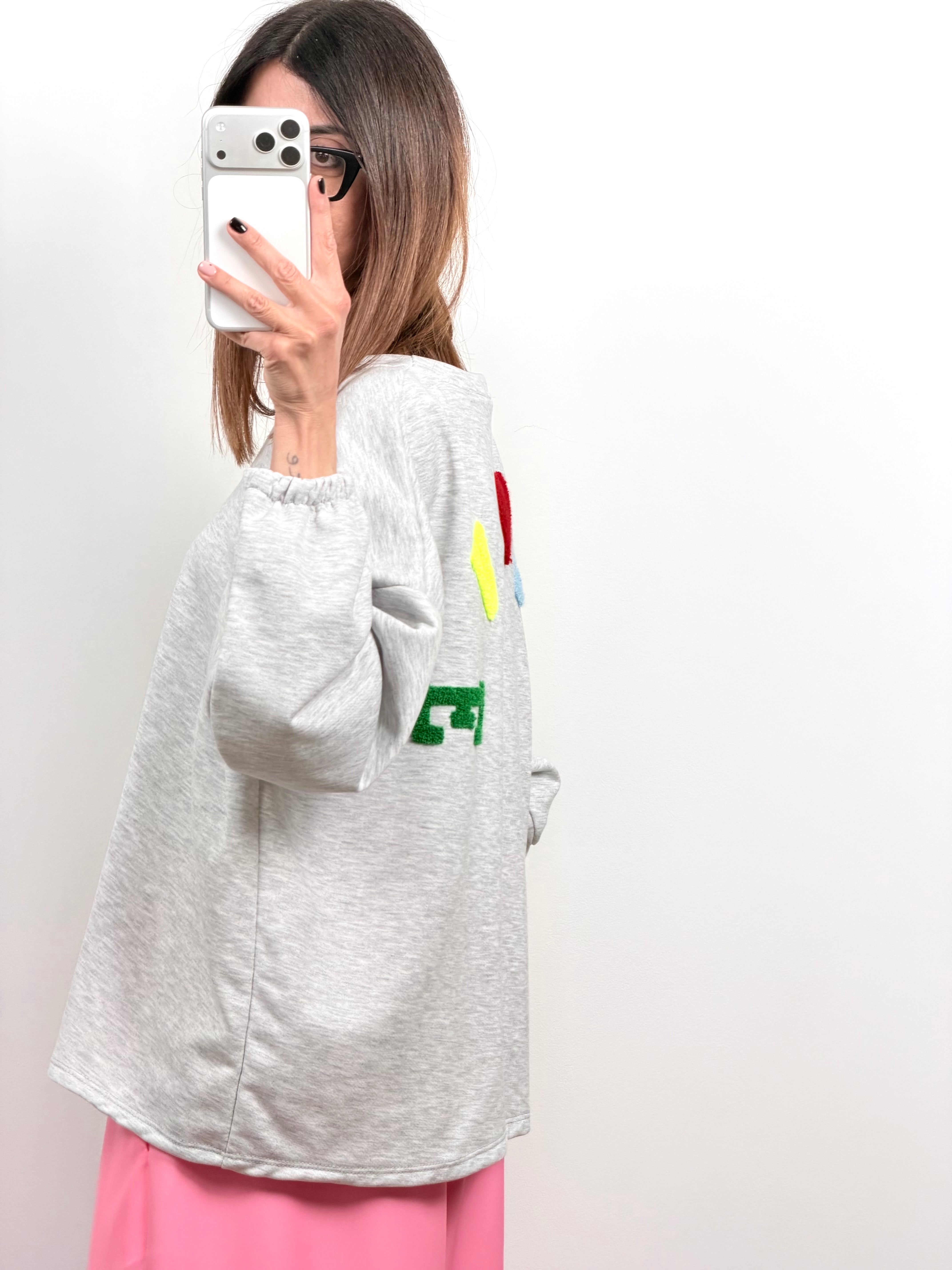 Felpa Love grigia scritta multicolor