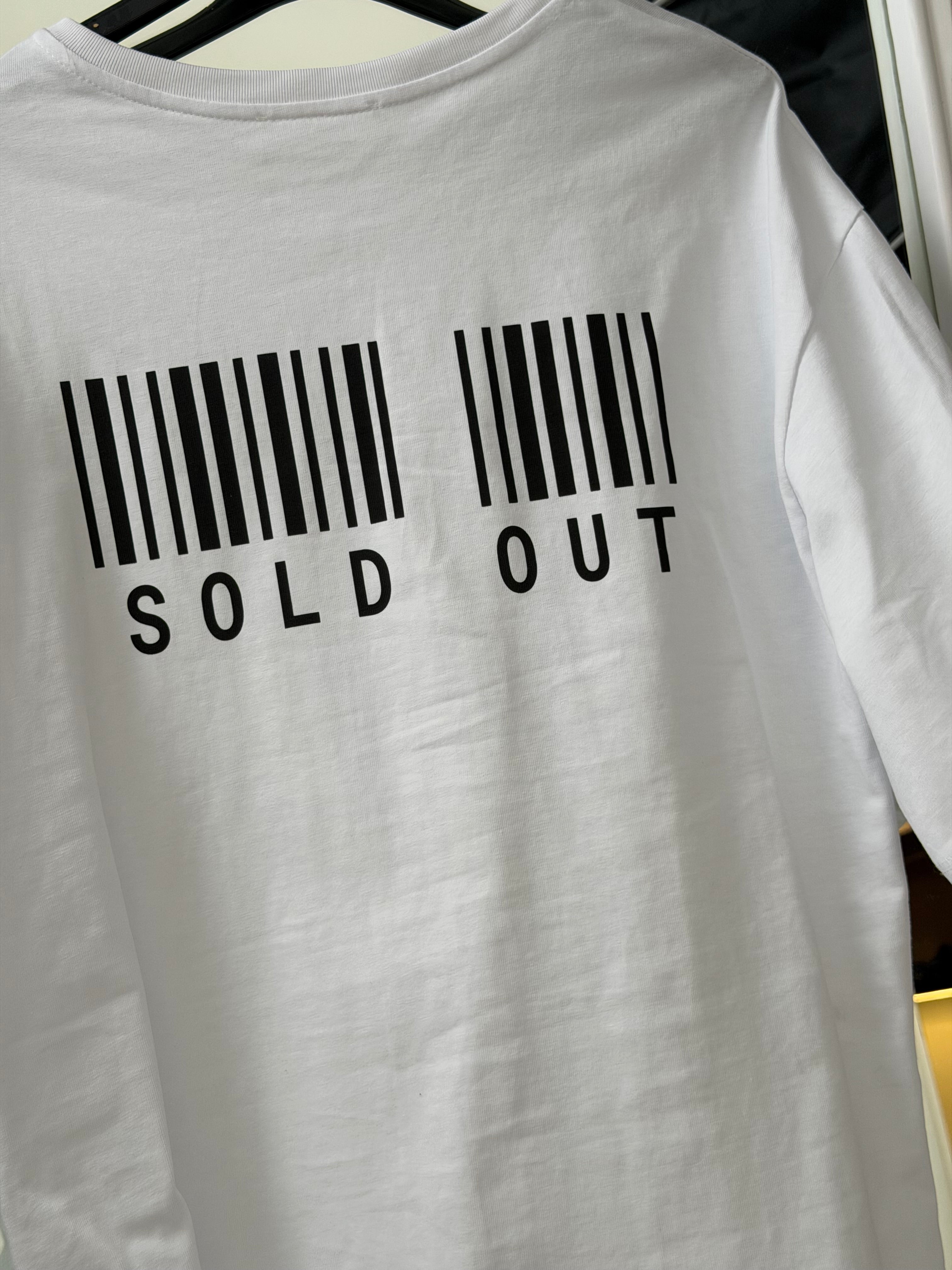 T-shirt Sold Out by Lumina bianca