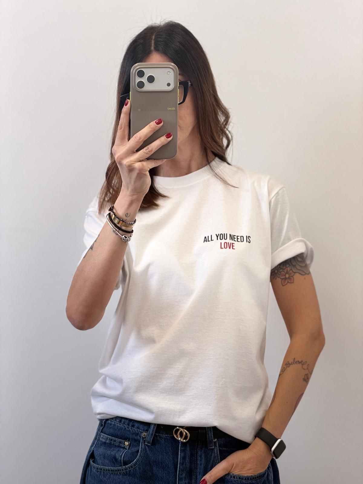 T-shirt All you need is love