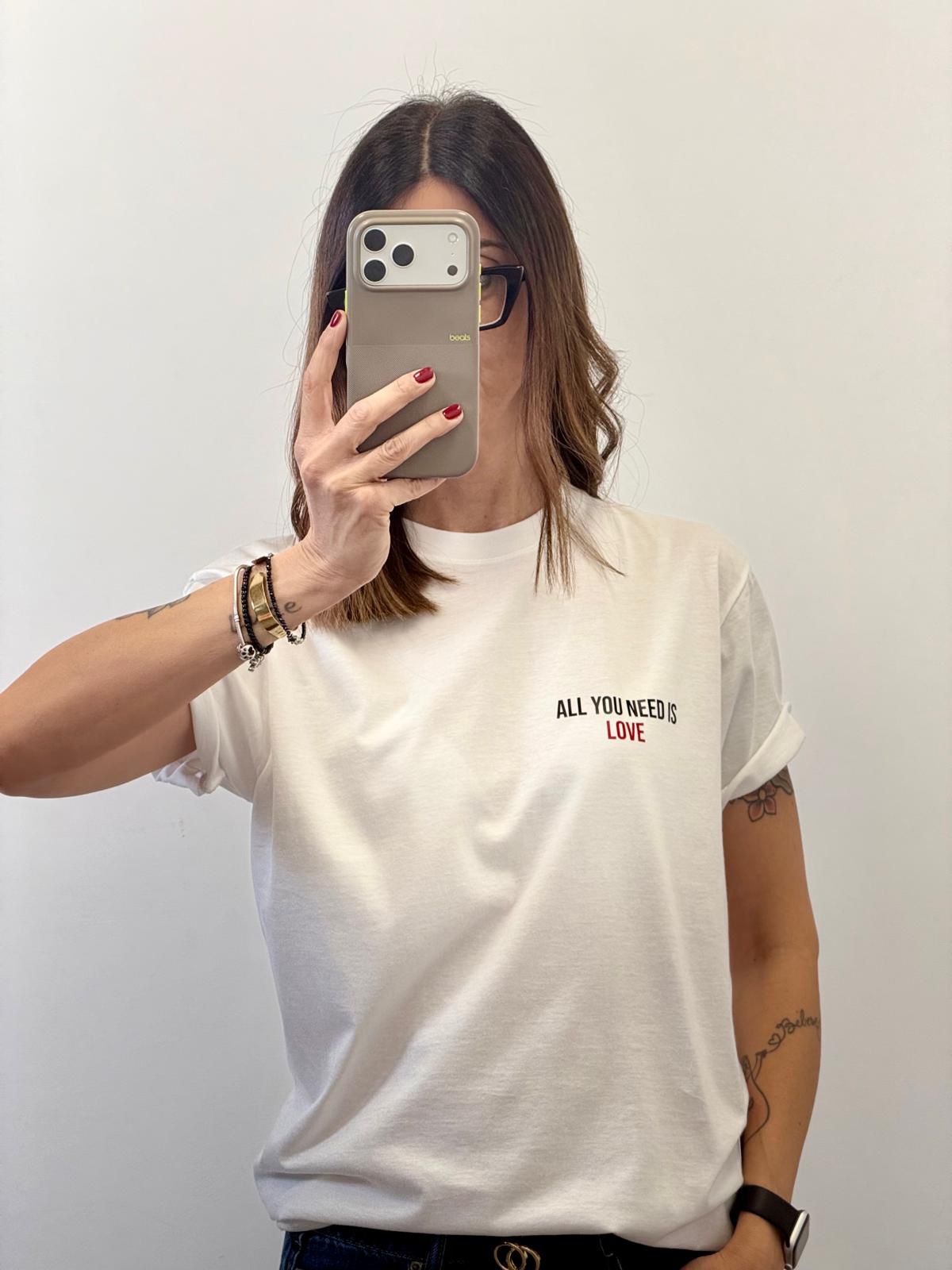 T-shirt All you need is love