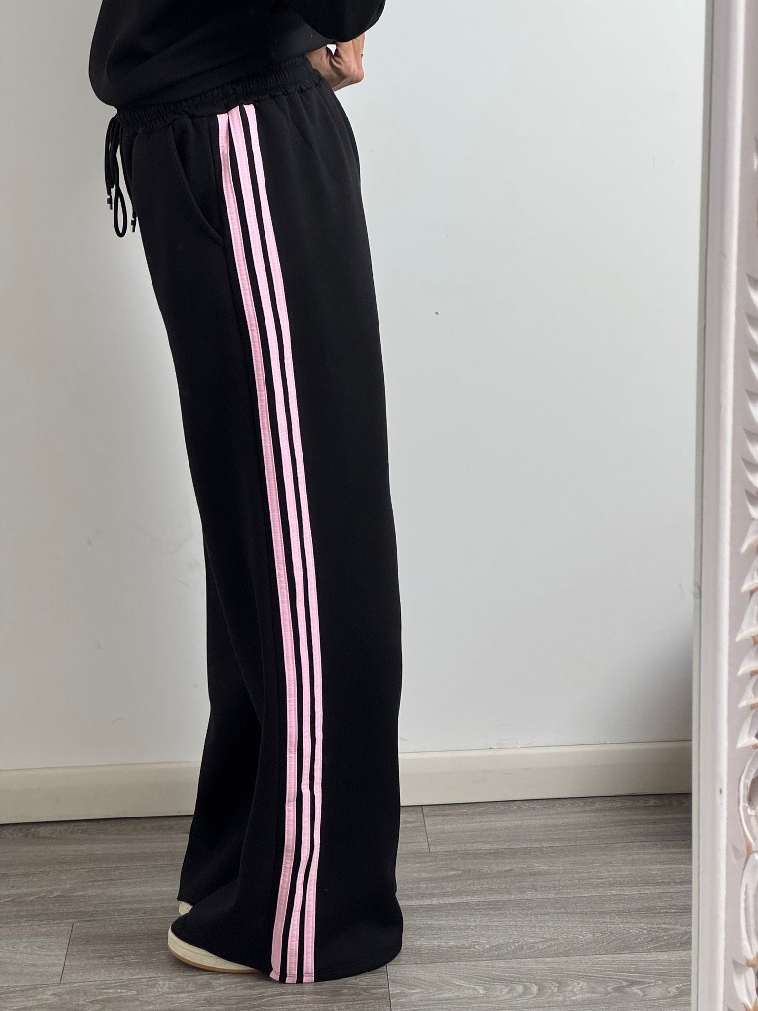 Panta Urban nero riga rosa