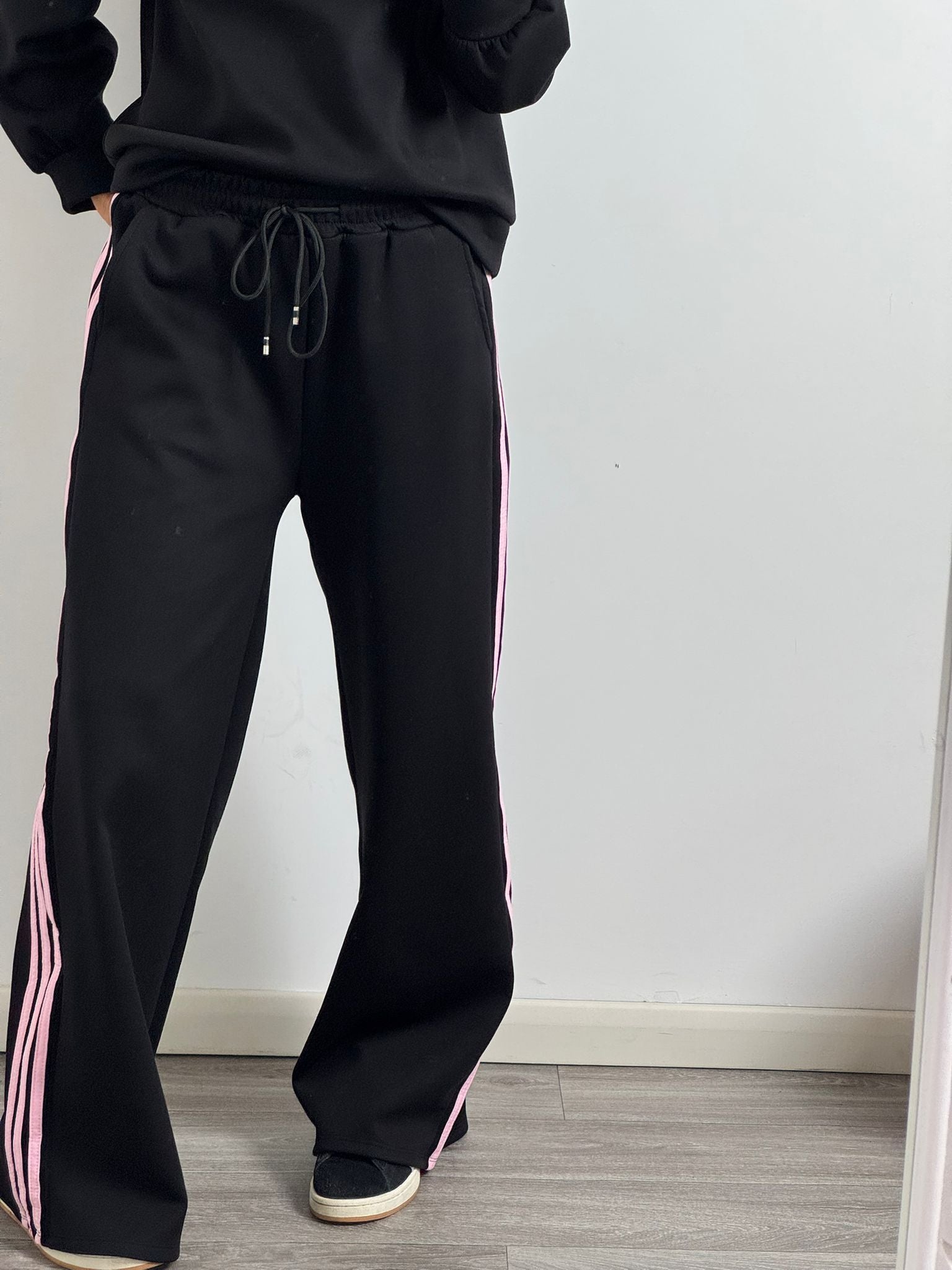 Panta Urban nero riga rosa