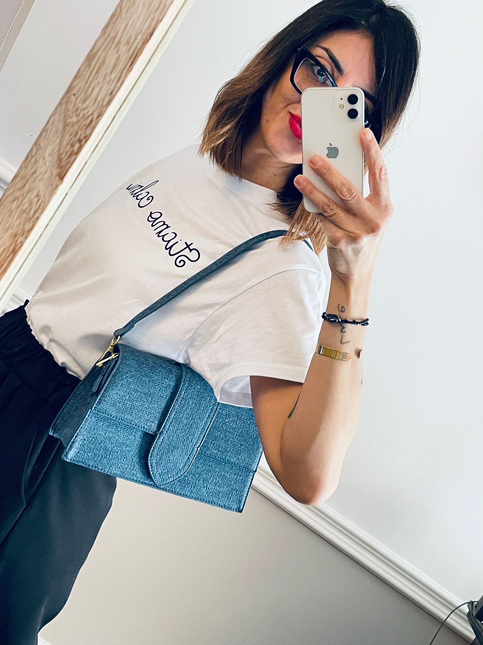 T-shirt Stiamo calmi corsivo