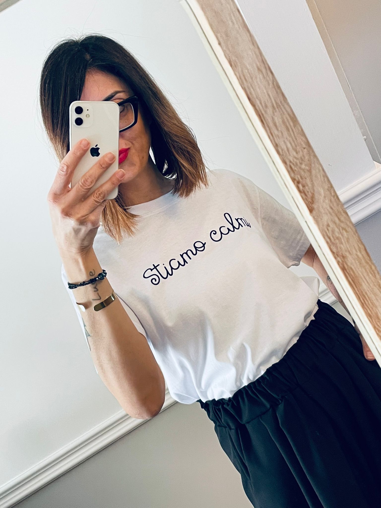 T-shirt Stiamo calmi corsivo