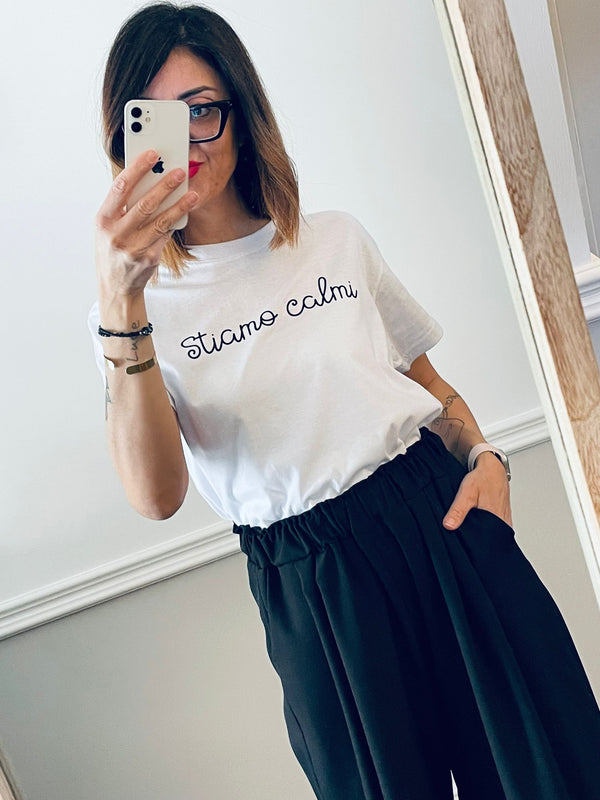 T-shirt Stiamo calmi corsivo