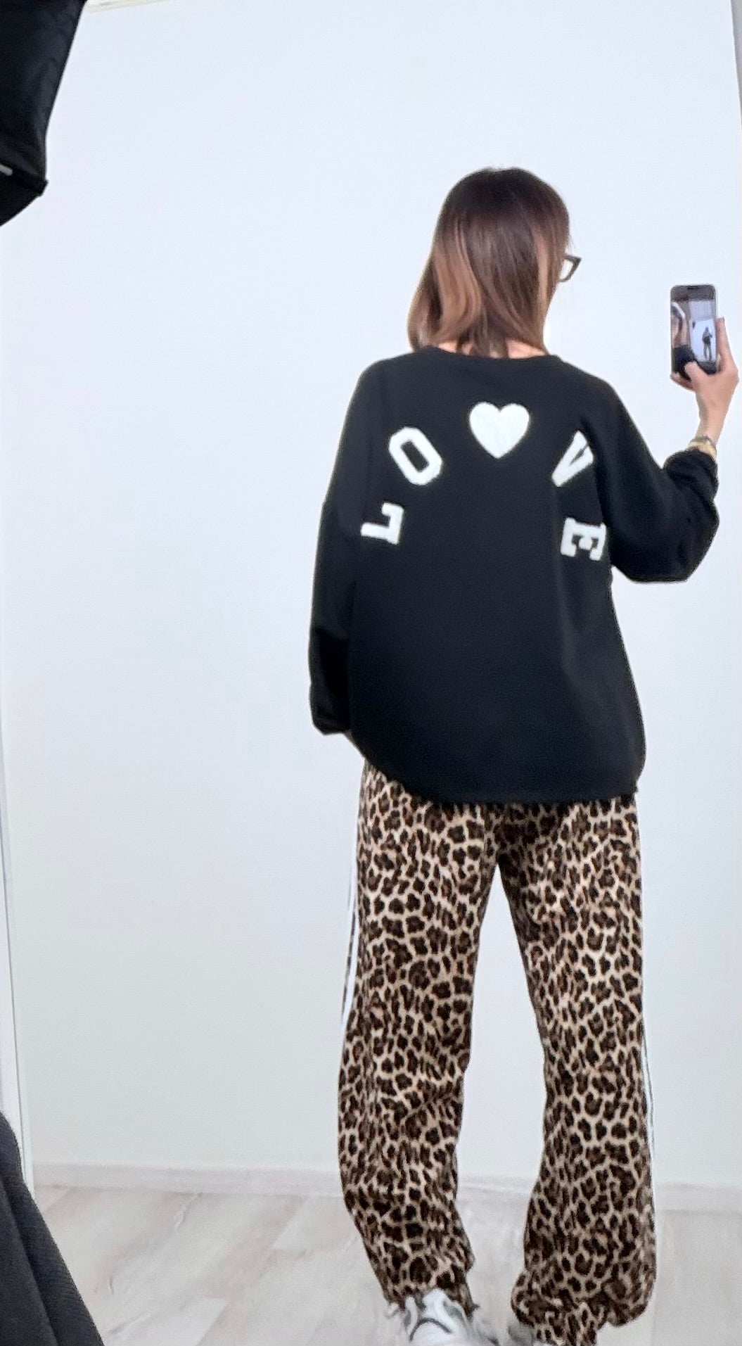 Felpa Love nera scritta bianca