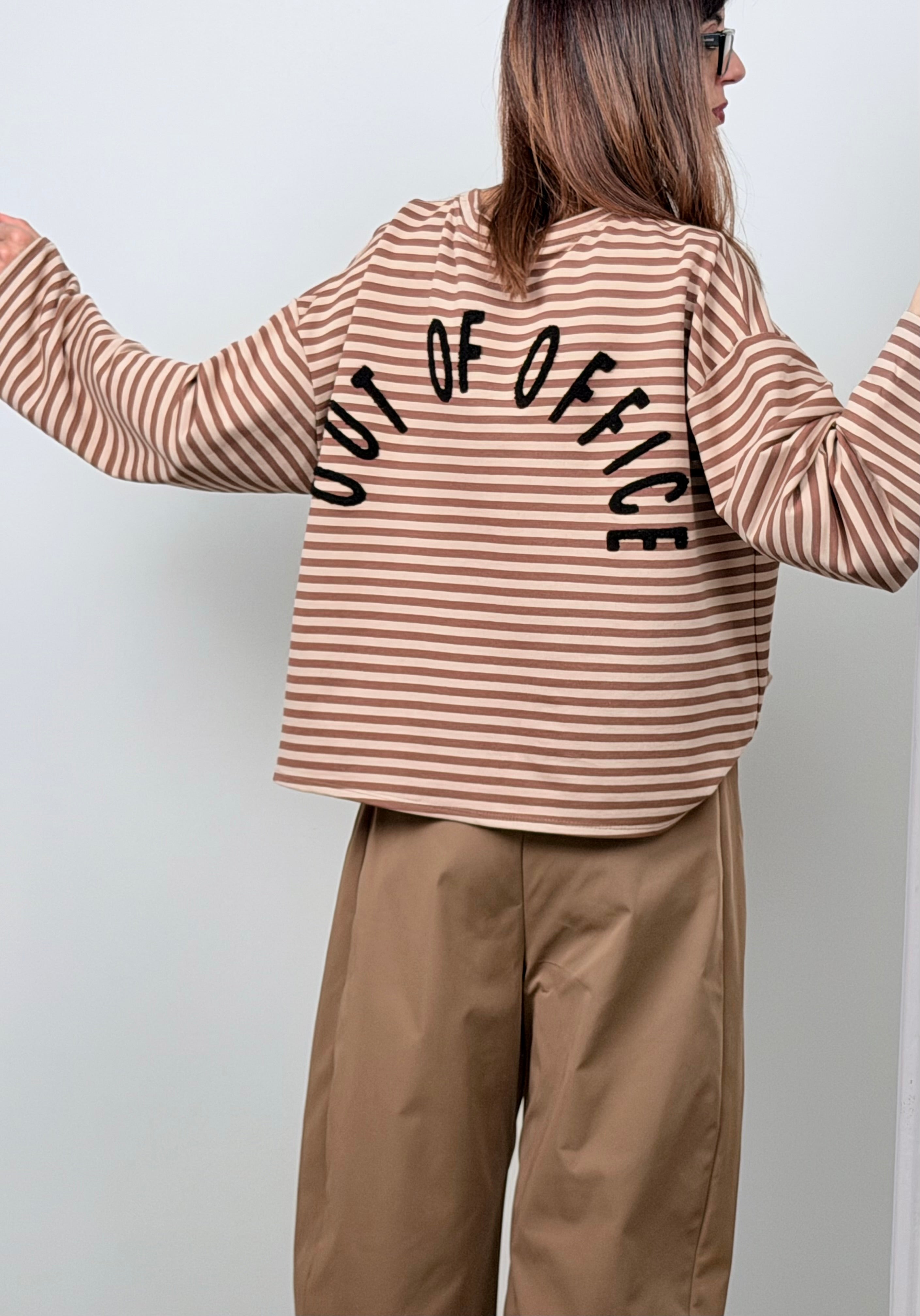 Felpa Out of Office riga marrone/beige