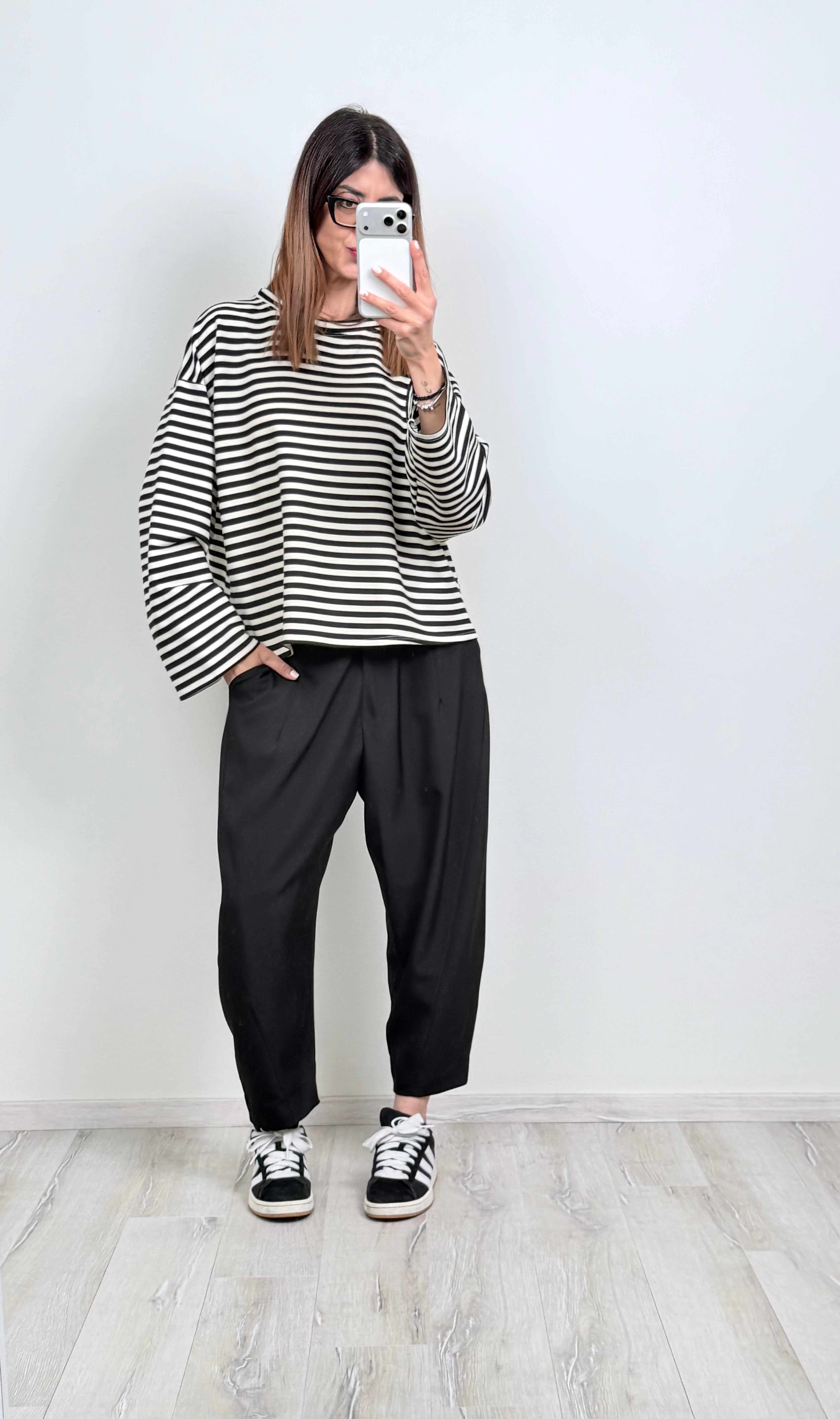 Felpa Out of Office riga bianco/nera