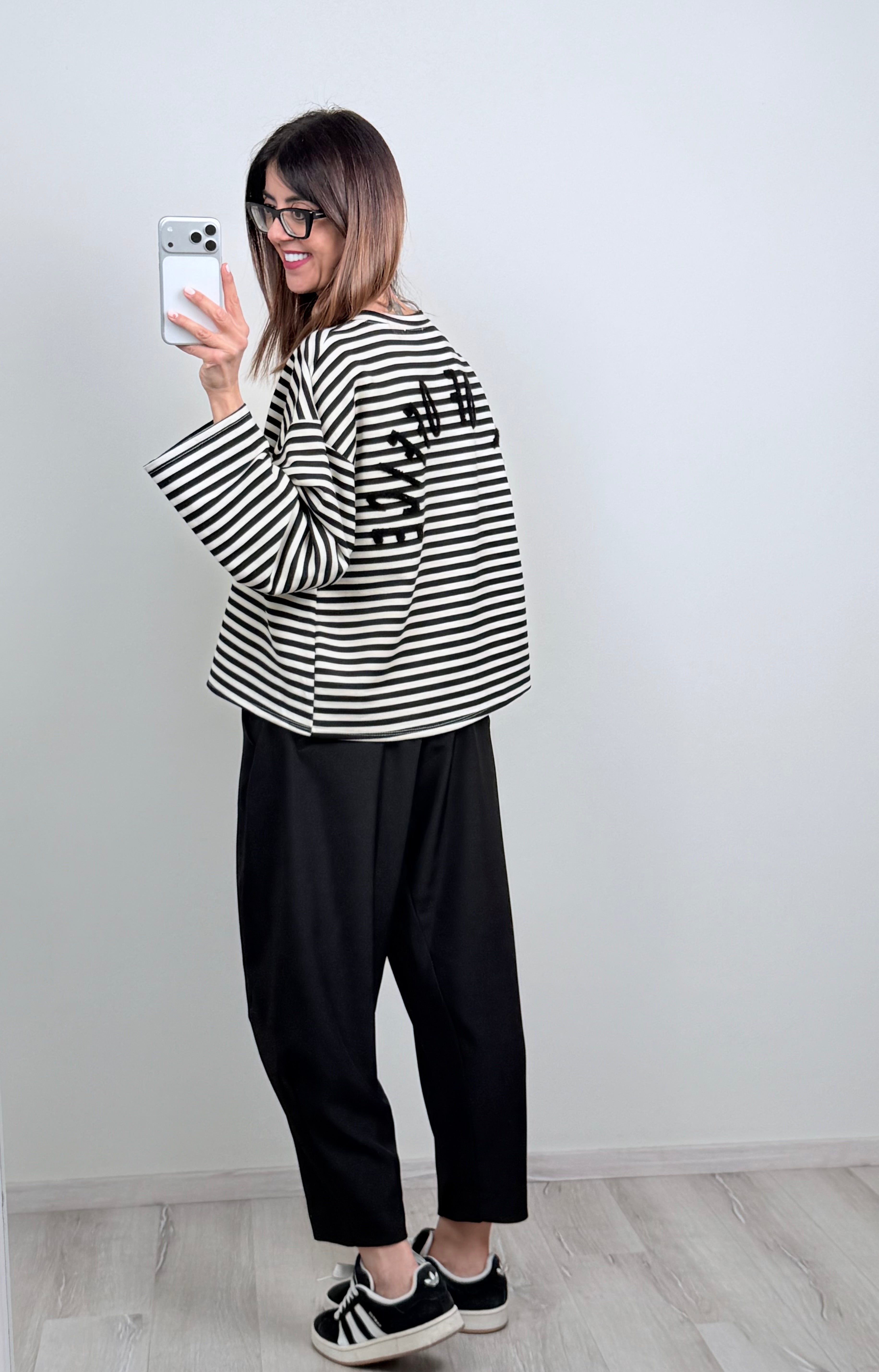 Felpa Out of Office riga bianco/nera
