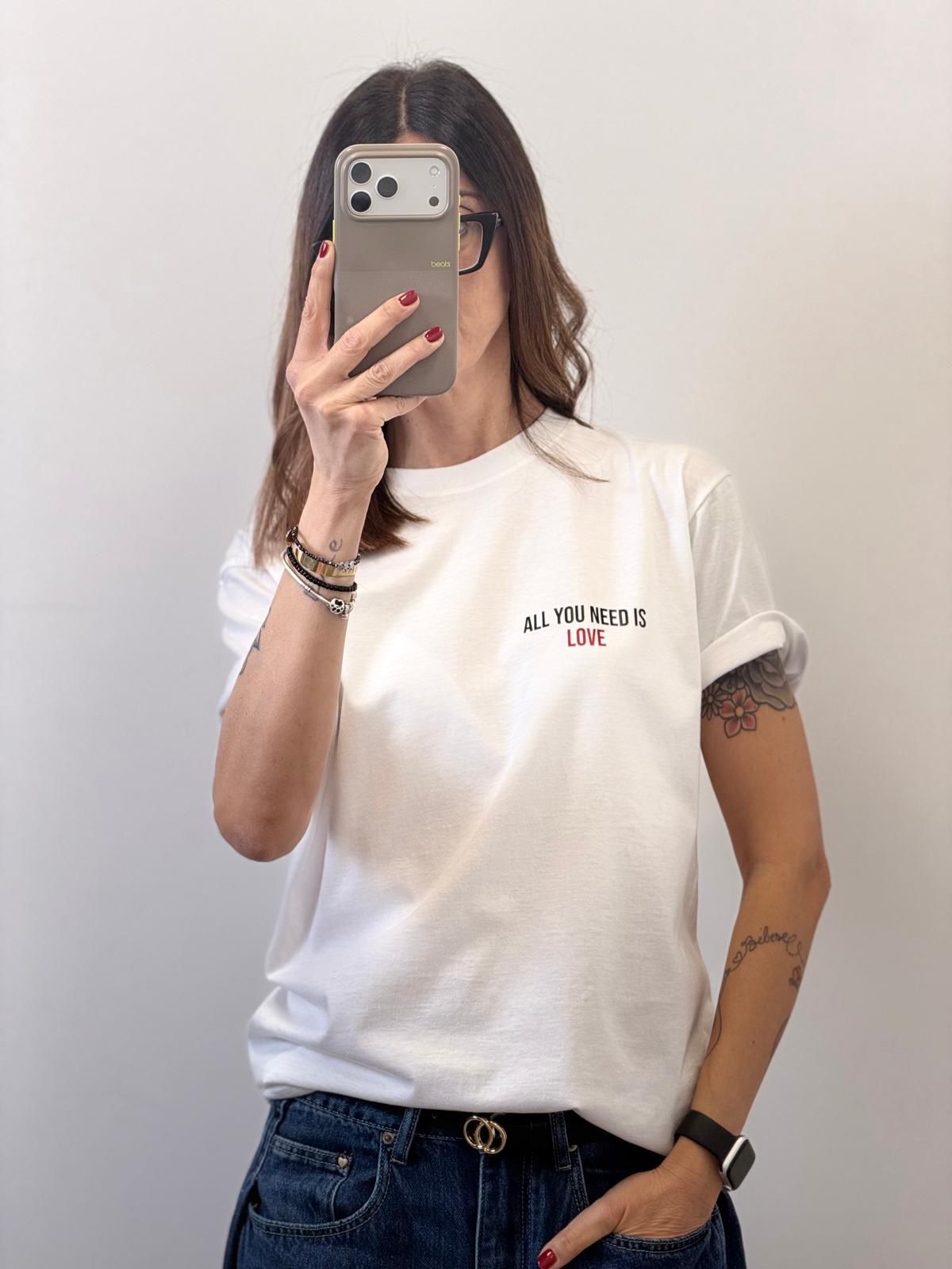 T-shirt All you need is love