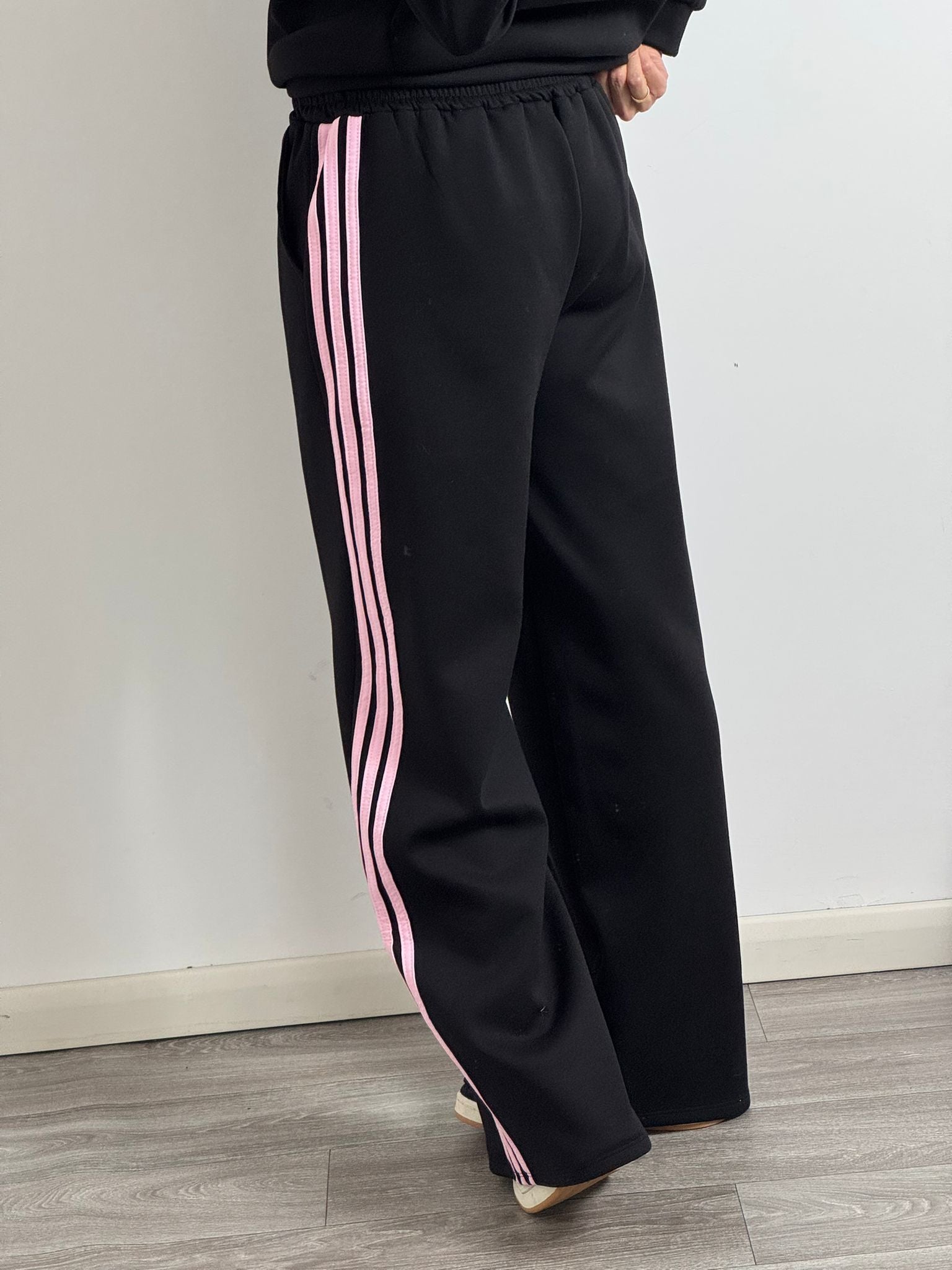 Panta Urban nero riga rosa