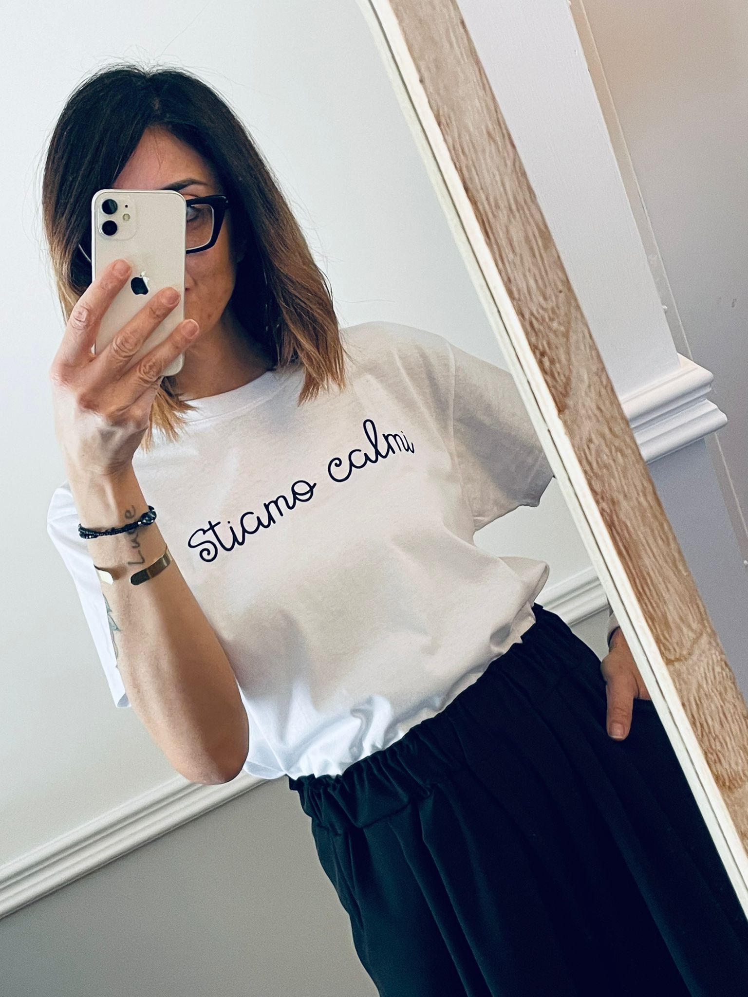 T-shirt Stiamo calmi corsivo